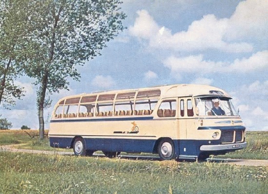 1957 Toerwagen 8. Scania-Vabis met carrosserie van Hondebrink. Ingekleurde zwart-wit foto die gebruikt werd voor de reisfolder
