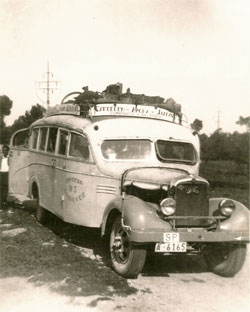 1935 Hispano Suiza de 28 plazas y más tarde un vehículo marca GMC de 30 plazas