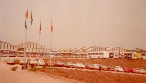 1981, mostra o pátio da Carrocerias Nielson, atual Busscar