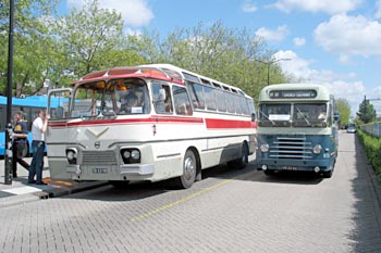 1959 Volvo-touringcar (type B655 carrosserie Verheul) en een DAF-bus van Zuid-Ooster
