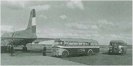 1948 Guy-bus 23 erachter Crossley- Scheldebus 20 (NS 1065) op 12 september 1948 vliegveld Beek en EBAD