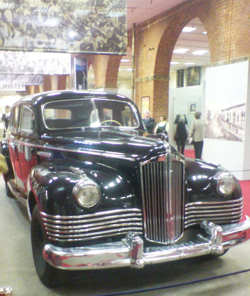1942 ZIS-110 (1942–1958) ist dem Packard Custom Eight 180 der 20