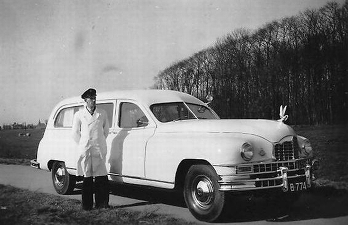 1947 Amerikaanse Packard Eight series ambulance van het Sint Antonius ziekenhuis in Sneek B-774