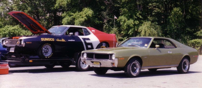 1970 AMC_Javelins_(1970_SST_and_Sunoco)_at_car_show