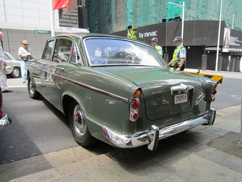 Humber Super Snipe Series IV wit 1955 Chevrolet rear window