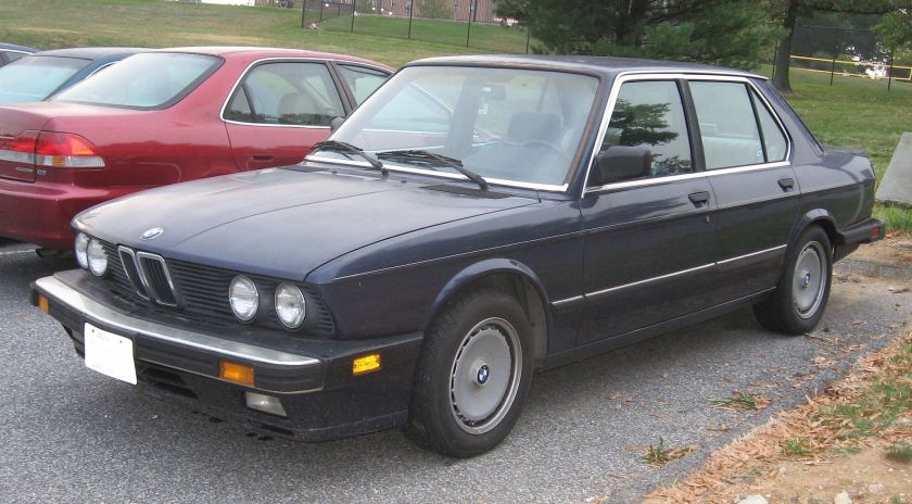 File:2005-2006 BMW 330i (E90) sedan 02.jpg - Wikipedia