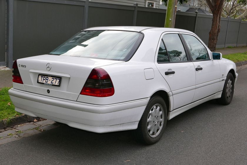 1993 Mercedes-Benz_C_180_(W202)_Classic_sedan_(2015-08-07)_02