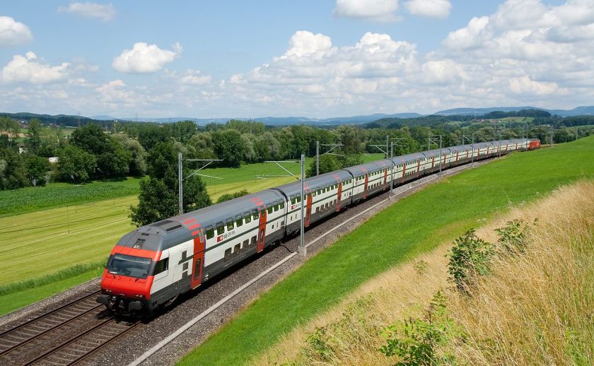 ic2000-zurich-lucerne-with-the-control%e2%80%85car-leading-the-train-pinifarina-design