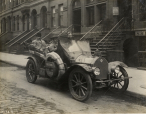 1910 Abbott-Detroit Bull Dog automobile in street