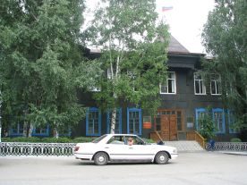 Здание администрации Поспелихинского района Алтайского края